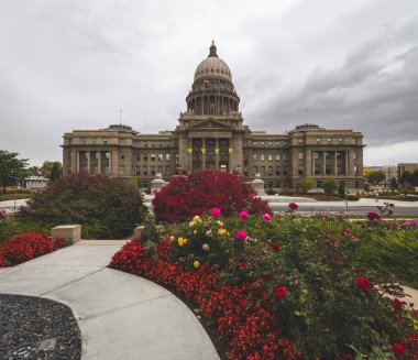 Boise, Idaho, ABD Idaho State Capitol binası önünde çiçekler açar.