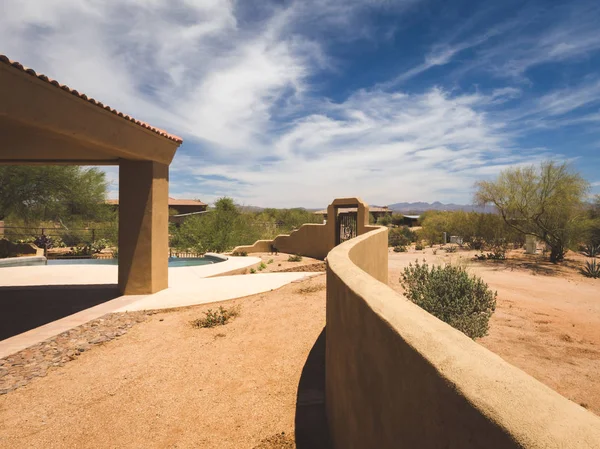 Achtertuin van luxe woestijn eigenschap — Stockfoto
