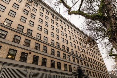 Kent merkezinde büyük bir binada üstünde pencere eşiği