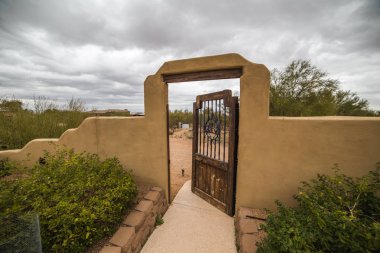 Ahşap ve çelik kapı ile sıva duvar