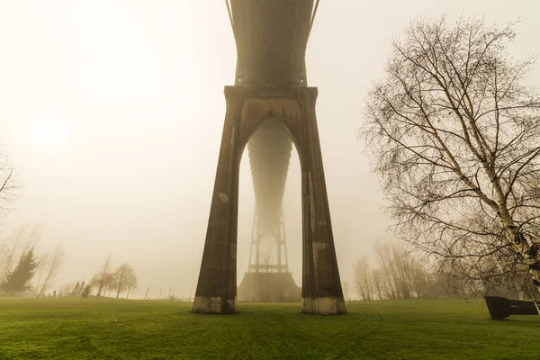 Foggy Day at St. John 's Bridge in Portland, Oregon — стоковое фото