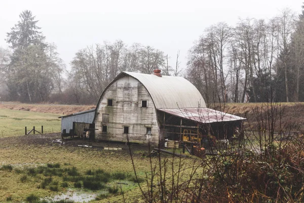 Edifício velho da fazenda na paisagem chuvosa do inverno — Fotografia de Stock