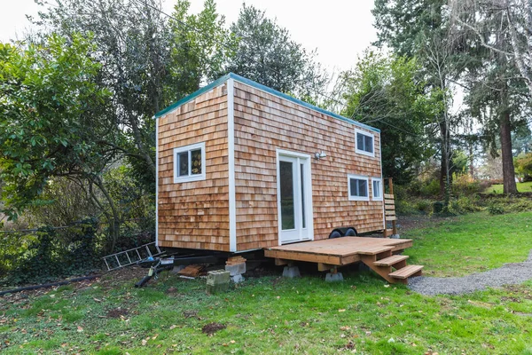 Portlable pequeña casa en el patio trasero — Foto de Stock