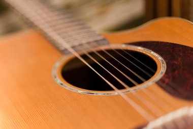 Akustik, bronz telli, sedir kabuklu ve gardiyan tarzı gitarın ayrıntıları..