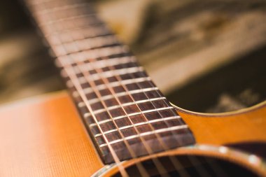 Akustik, bronz telli, sedir kabuklu ve gardiyan tarzı gitarın ayrıntıları..