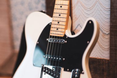 Kayıt stüdyosundaki siyah penalı beyaz gitar..