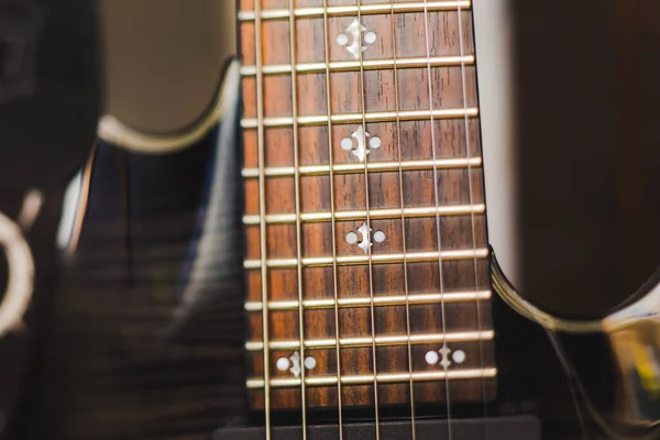 Visão Close Trastes Guitarra Uma Guitarra Elétrica Cordas Sete Cordas — Fotografia de Stock