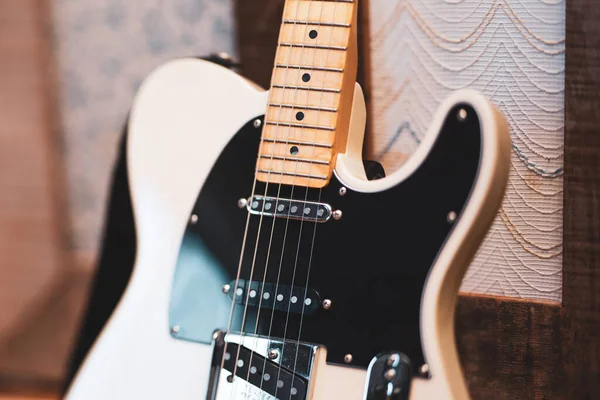 Guitarra Branca Com Picareta Preta Ambiente Tipo Estúdio Gravação — Fotografia de Stock