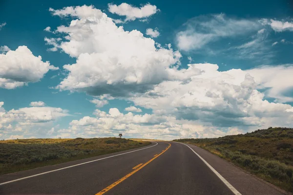 Norii Albi Plutesc Deasupra Orizontului Autostradă Curbată Linii Galbene Punctate — Fotografie, imagine de stoc