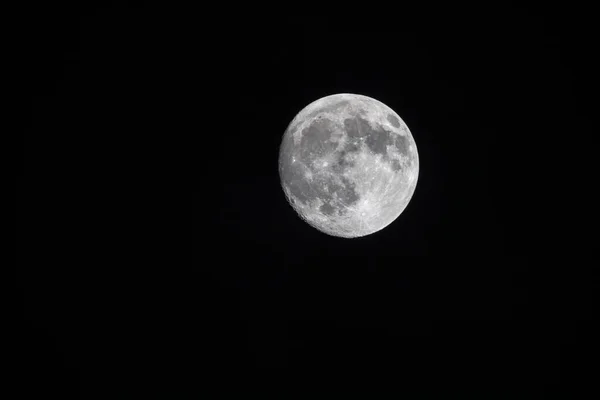 Vue Rapprochée Une Quasi Pleine Lune Contre Ciel Noir — Photo