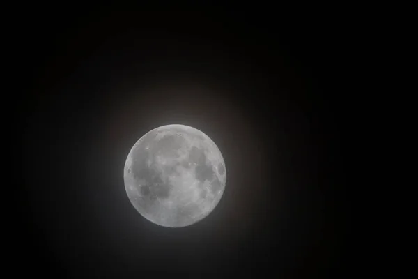 Vue Rapprochée Pleine Lune Contre Ciel Noir Anneau Brumeux Apparaît — Photo