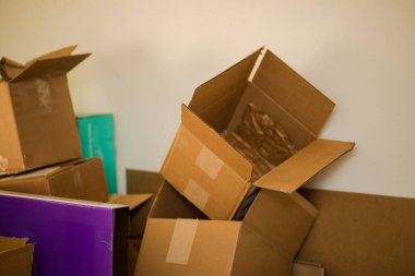 Çevrimiçi ticaretten eşya nakliyatında kullanılan kutular.