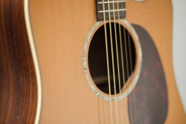 Detalles Cerca Una Guitarra Acústica Estilo Dreadnought Con Cuerdas Bronce —  Fotos de Stock