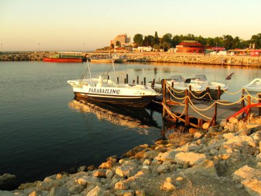 Paraşütçü teknesi küçük bir körfeze demir attı.