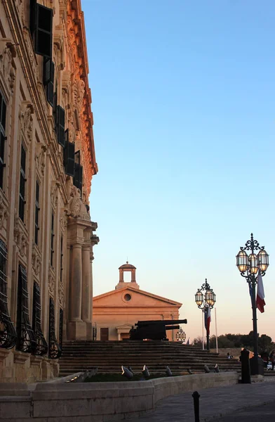 Valletta, Malta, auberge de castille, Başbakan koltuğunda