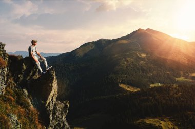 Dağların tepesine uzun yürüyüşe çıkan kimse