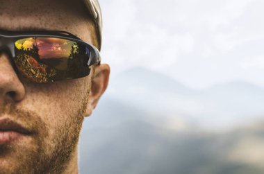 uzun yürüyüşe çıkan kimse yüz arka plan dağlarda