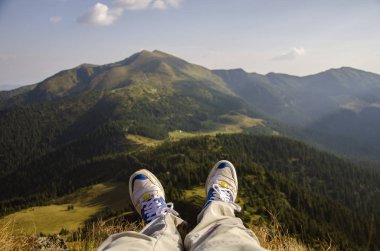 dağlarda bacaklar uzun yürüyüşe çıkan kimse