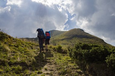 tırmanma grubu yürüyüşçü