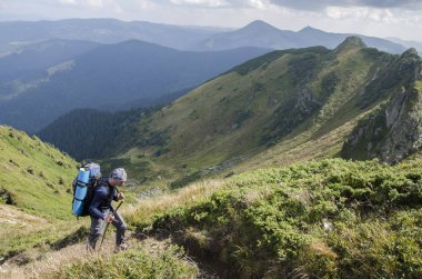 backpacker dağlar tırmanıyor