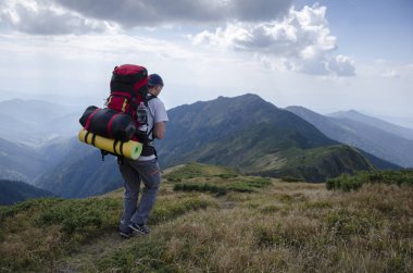 dağlarda bir sırt çantası ile turizm