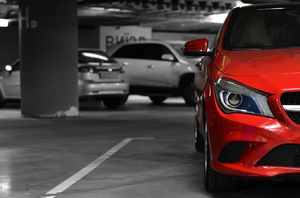 yer altı otoparkı kırmızı araba