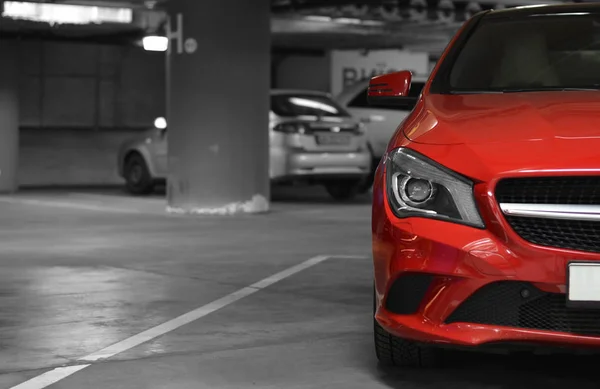 yer altı otoparkı kırmızı araba