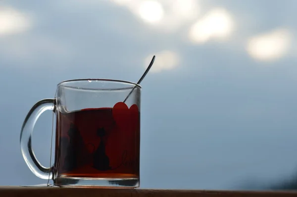 Tazza di tè sullo sfondo cielo sfocato — Foto Stock