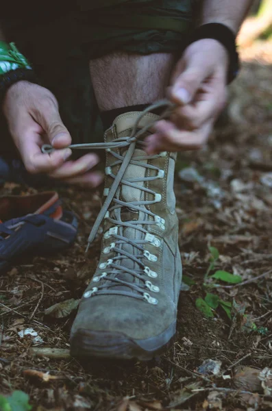 Botas de senderismo en la hierba y las montañas de fondo — Foto de Stock