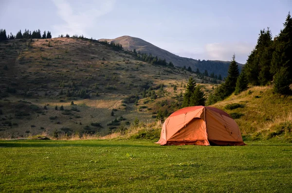 일몰 내려다 보이는 산과 계곡에 텐트 — 스톡 사진