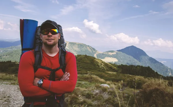 Mochilero en las montañas superiores — Foto de Stock