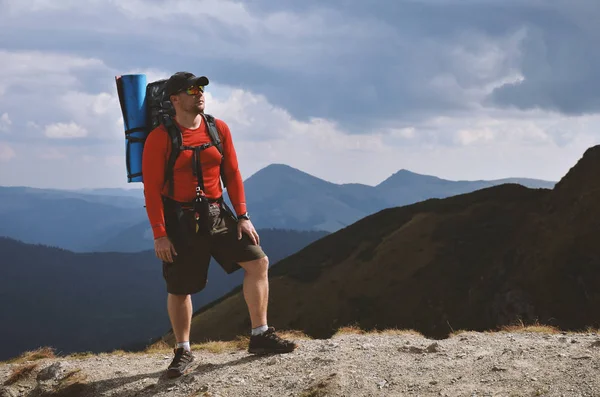 Mochilero en las montañas superiores — Foto de Stock