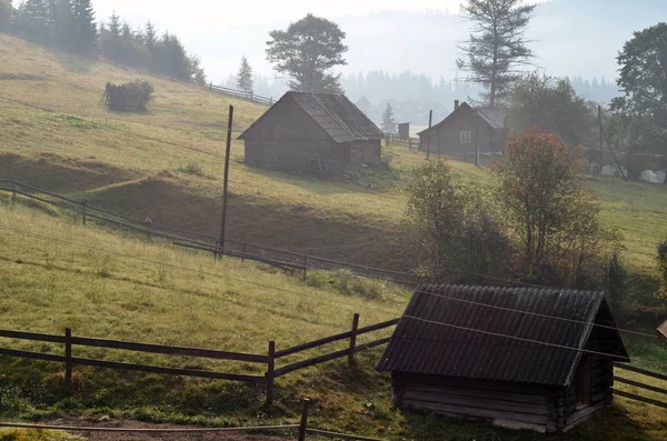 Cabanas velhas em montanhas — Fotografia de Stock