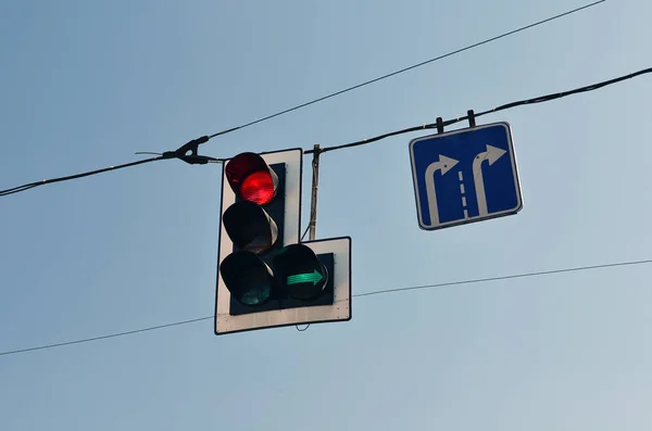 交通灯和标志箭头 — 图库照片