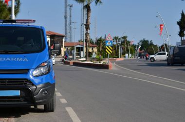 polis arabası şehrin sokak üzerinde