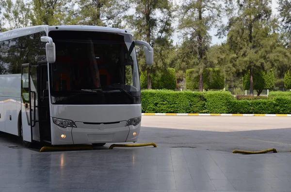 Bus auf Bushaltestelle geparkt — Stockfoto