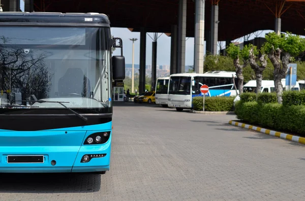 Autobus zaparkowany na dworzec autobusowy — Zdjęcie stockowe