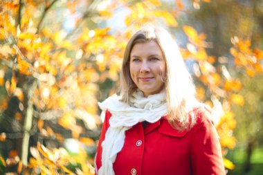 Sonbahar parkındaki kadın