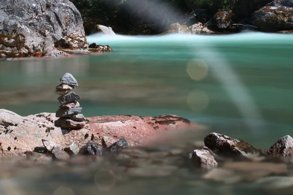 Steinhaufen im Fluss — Stockfoto