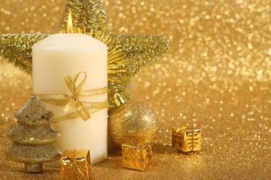 Altın glitter arka plan kopya alanı ile güzel Noel mum