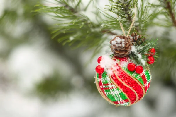 Bola de Navidad en el árbol — Foto de Stock
