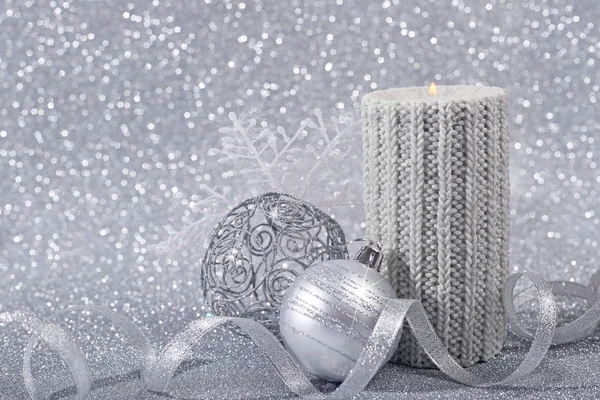 Hermosa vela de Navidad sobre fondo de brillo plateado con espacio de copia —  Fotos de Stock
