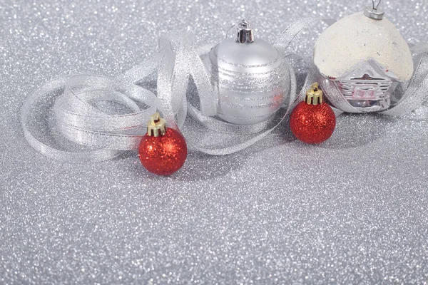 Красиві червоні та срібні різдвяні кульки на блискучому фоні з копіювальним простором — стокове фото
