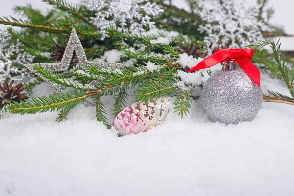 Decoraciones navideñas sobre nieve — Foto de Stock