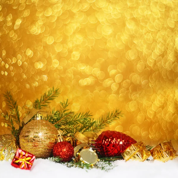 Bolas de Navidad en la nieve — Foto de Stock