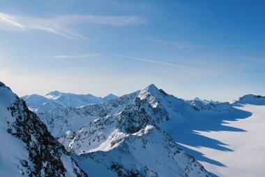 Güneşli kış dağlar