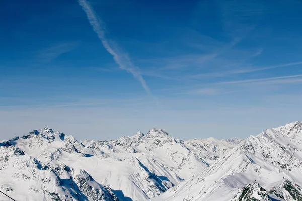 Solig dag bergen på vintern — Stockfoto