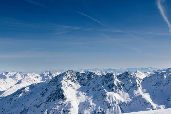 Montañas de invierno en día soleado — Foto de Stock