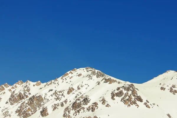 晴れた日の冬の山 — ストック写真