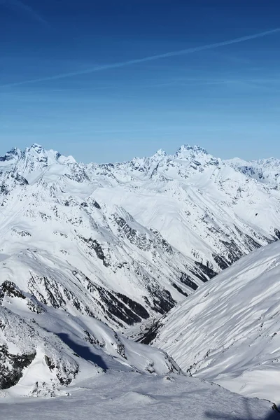 Montagnes d'hiver par temps ensoleillé — Photo